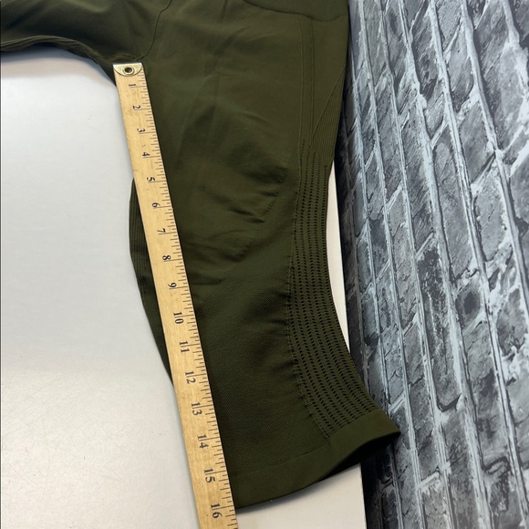 Women's Lululemon Army Green Capri Leggings - Picture 7 of 9